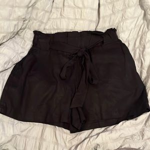 cute black shorts!!